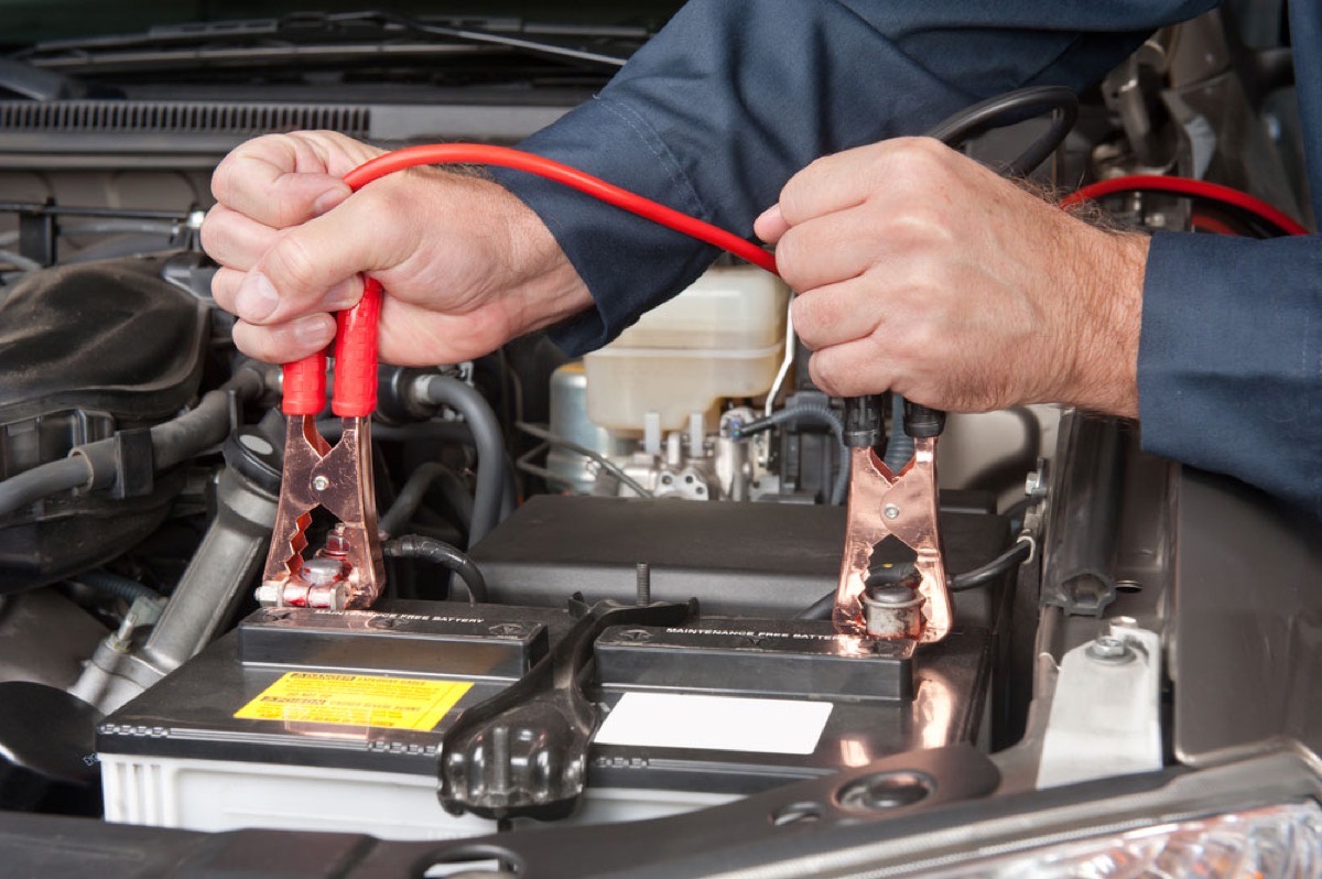 Técnico instalando una batería de carro
